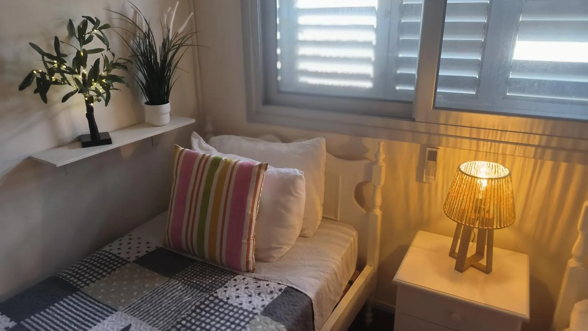 Finnikoudes 2 Bed Sea View Apartment Larnaca Kıbrıs